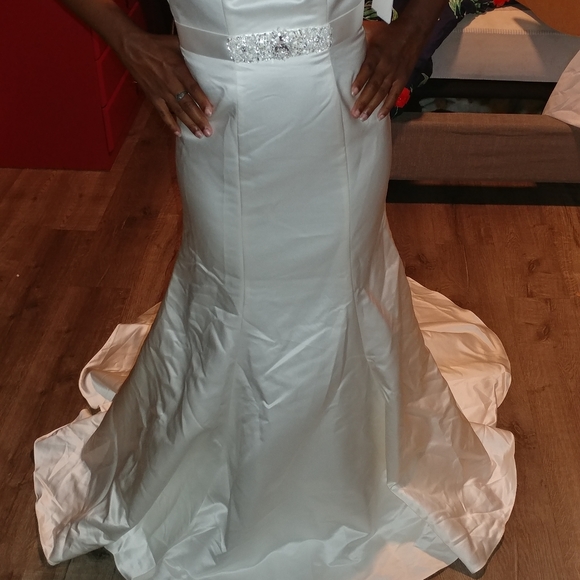 New wedding dress with tags attached - Picture 1 of 11